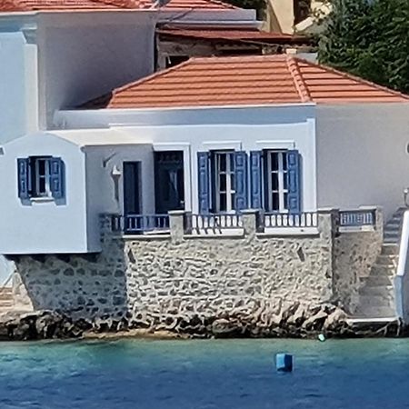 Halki Sea Breeze - a waterfront villa Buitenkant foto