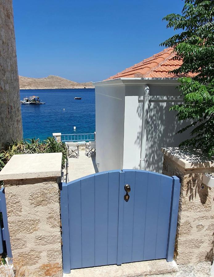Halki Sea Breeze - a waterfront villa Buitenkant foto