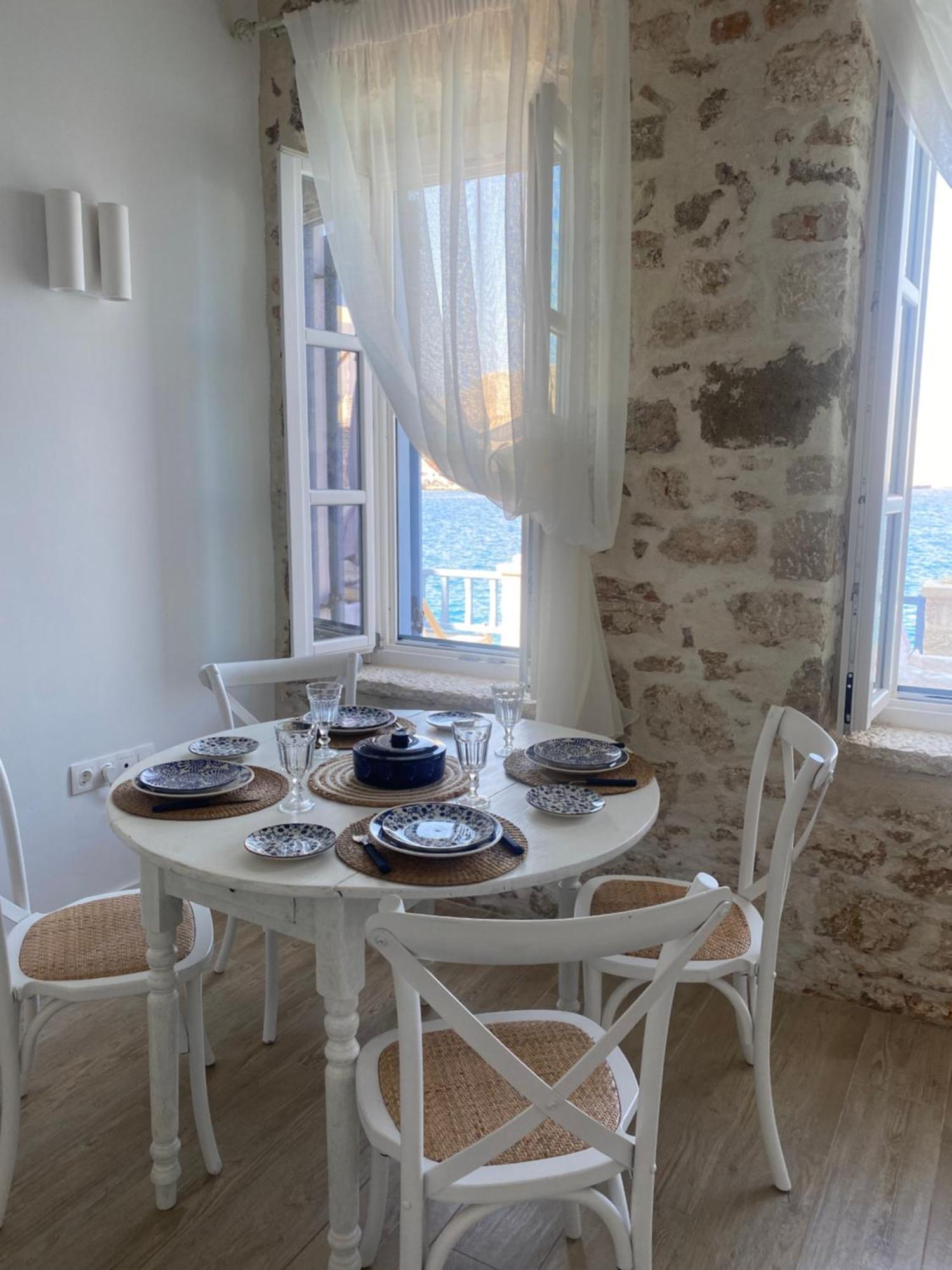 Halki Sea Breeze - a waterfront villa Buitenkant foto